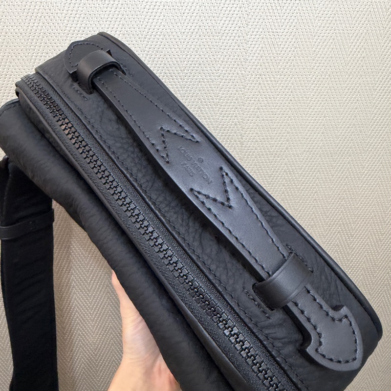 LV 黑牛皮壓紋S-Lock黑釦手提斜背郵差包M58489-8