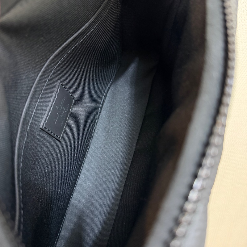 LV 黑牛皮壓紋S-Lock黑釦手提斜背郵差包M58489-9