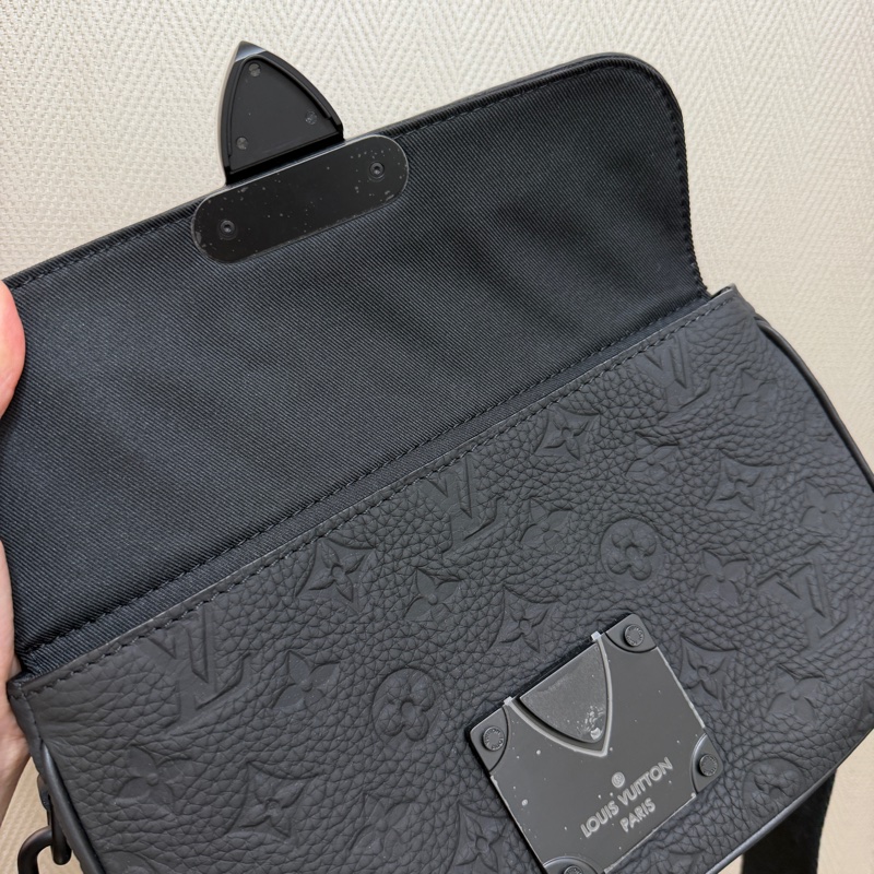 LV 黑牛皮壓紋S-Lock黑釦手提斜背郵差包M58489-10