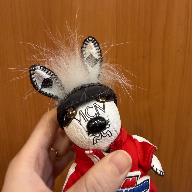 MCM 白牛皮紅外套兔子鑰匙圈-1