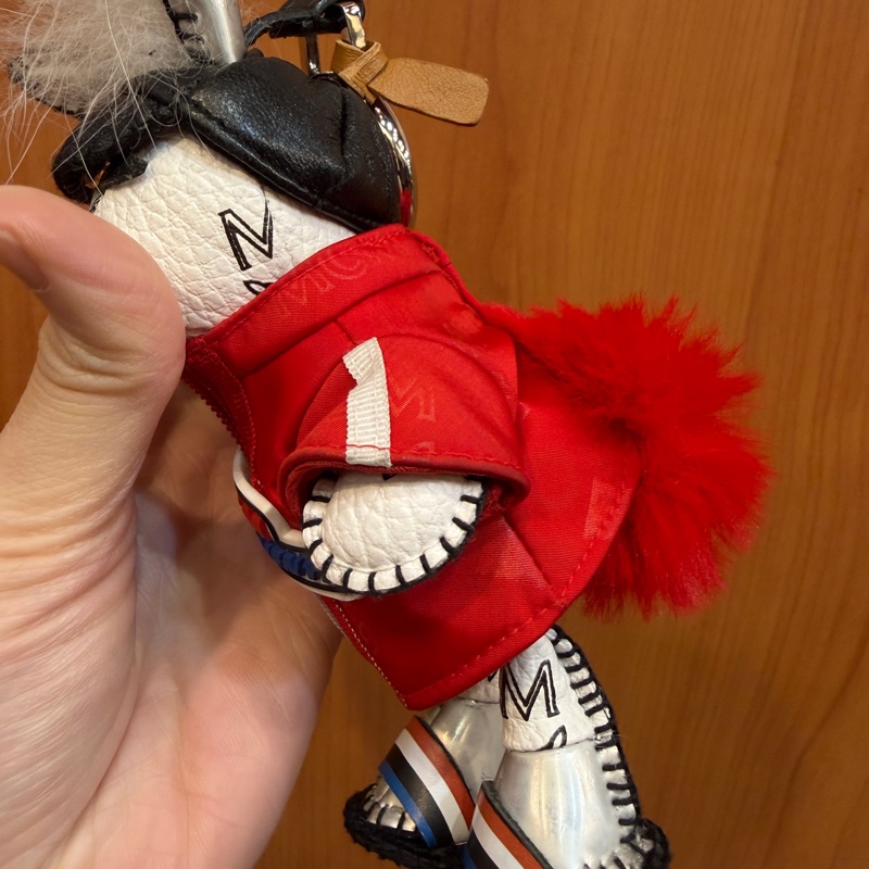 MCM 白牛皮紅外套兔子鑰匙圈-5