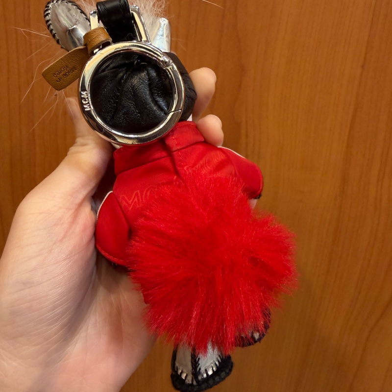 MCM 白牛皮紅外套兔子鑰匙圈-6