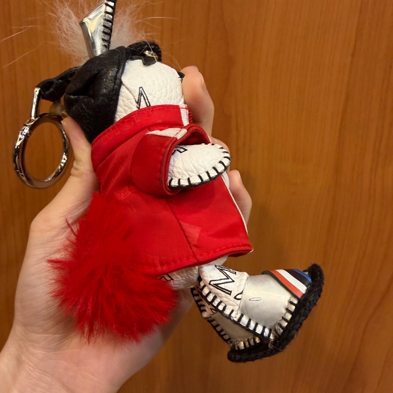 MCM 白牛皮紅外套兔子鑰匙圈-7