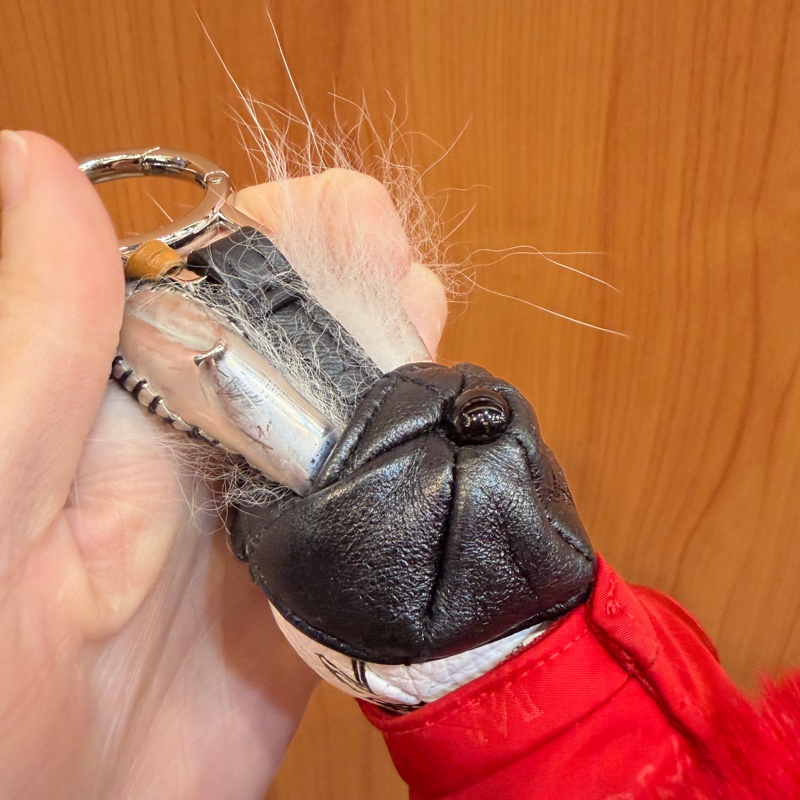 MCM 白牛皮紅外套兔子鑰匙圈-8