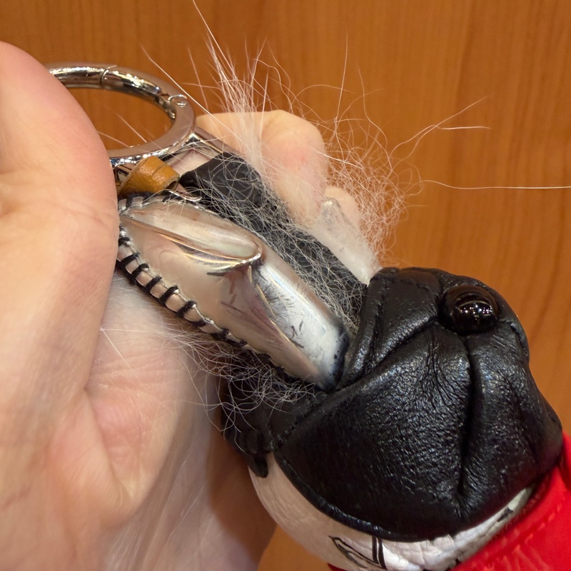 MCM 白牛皮紅外套兔子鑰匙圈-9