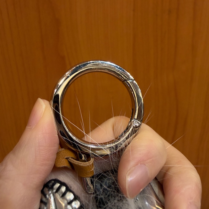 MCM 白牛皮紅外套兔子鑰匙圈-10