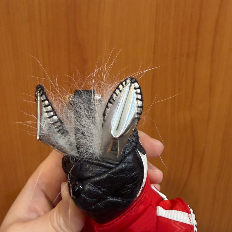 MCM 白牛皮紅外套兔子鑰匙圈-12