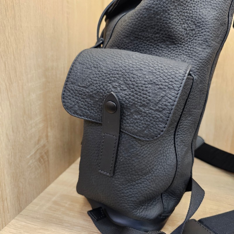 [品況超新❣️] LV黑牛皮壓紋Christopher PM雙肩後背包-10