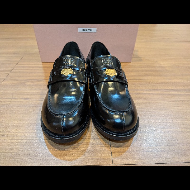 【全新現貨】Miu Miu 經典金幣亮面樂福鞋 41號|專櫃極稀有大尺碼!附全套原廠包裝#MiuMiu #PennyLoafers #大尺碼女鞋 #41號 #全新正品 #金幣樂福鞋 #精品現貨 #穿搭必備-1