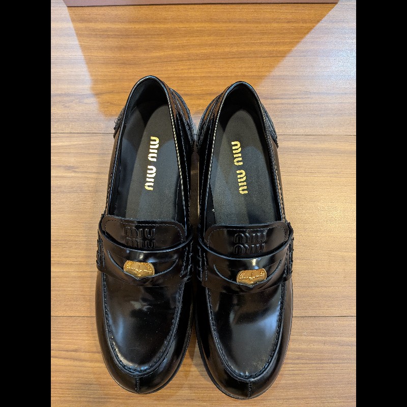 【全新現貨】Miu Miu 經典金幣亮面樂福鞋 41號|專櫃極稀有大尺碼!附全套原廠包裝#MiuMiu #PennyLoafers #大尺碼女鞋 #41號 #全新正品 #金幣樂福鞋 #精品現貨 #穿搭必備-2