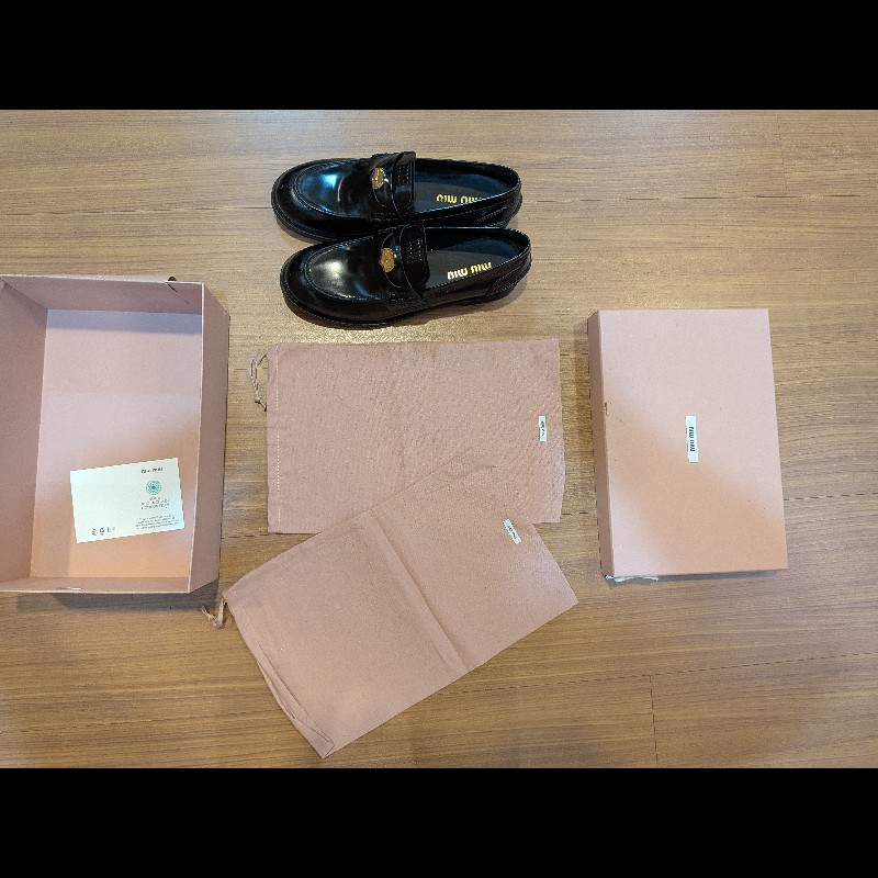 【全新現貨】Miu Miu 經典金幣亮面樂福鞋 41號|專櫃極稀有大尺碼!附全套原廠包裝#MiuMiu #PennyLoafers #大尺碼女鞋 #41號 #全新正品 #金幣樂福鞋 #精品現貨 #穿搭必備-3