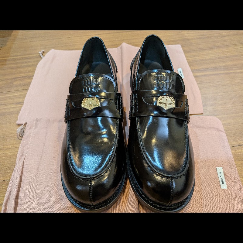 【全新現貨】Miu Miu 經典金幣亮面樂福鞋 41號|專櫃極稀有大尺碼!附全套原廠包裝#MiuMiu #PennyLoafers #大尺碼女鞋 #41號 #全新正品 #金幣樂福鞋 #精品現貨 #穿搭必備-10