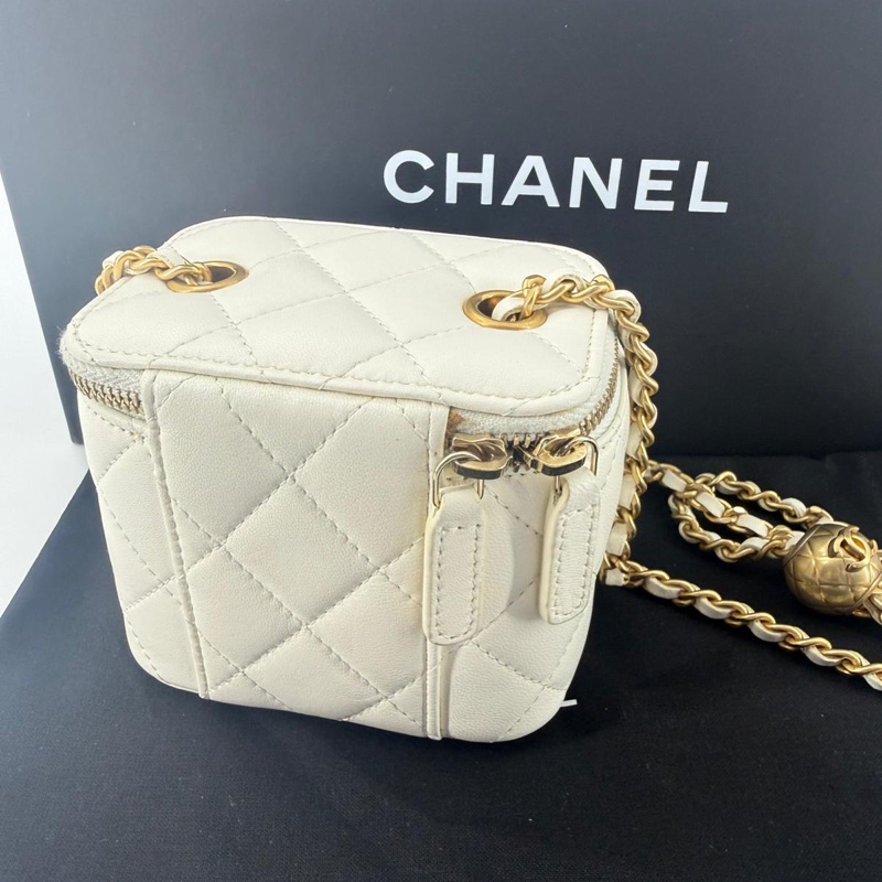 Chanel 2021 Lambskin Leather White Quilted Classic Mini Vanity Case with Chain in Gold-tone Metal Hardware-1