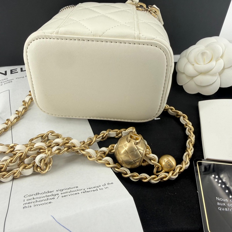 Chanel 2021 Lambskin Leather White Quilted Classic Mini Vanity Case with Chain in Gold-tone Metal Hardware-2
