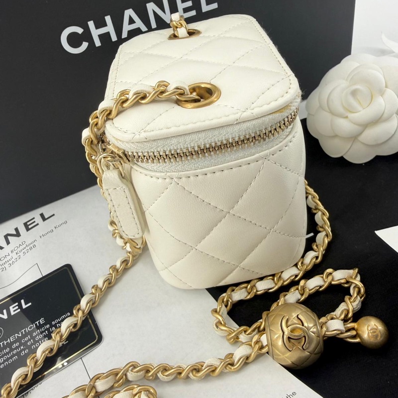 Chanel 2021 Lambskin Leather White Quilted Classic Mini Vanity Case with Chain in Gold-tone Metal Hardware-3