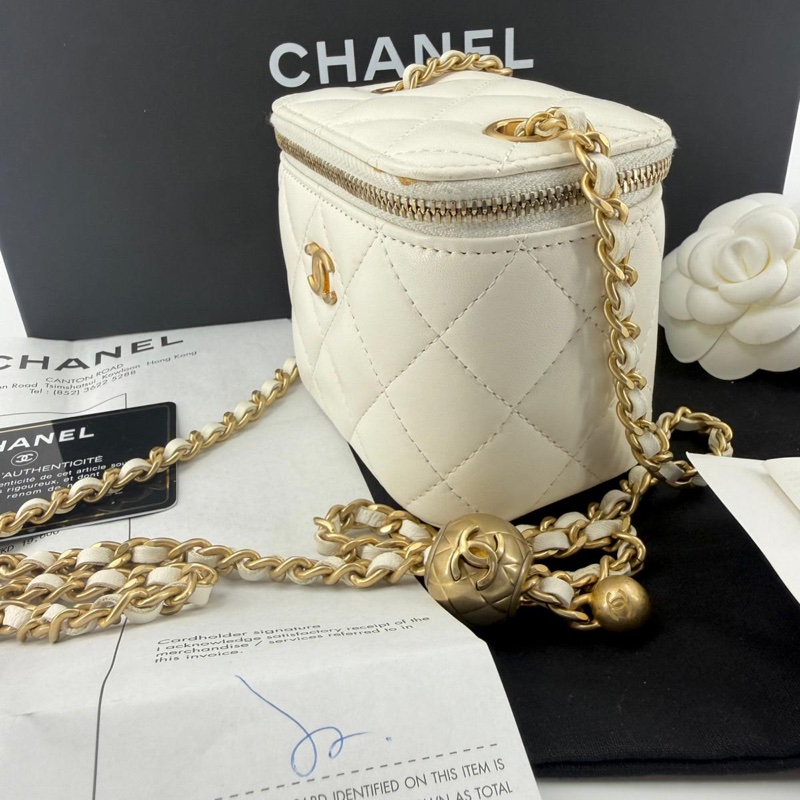 Chanel 2021 Lambskin Leather White Quilted Classic Mini Vanity Case with Chain in Gold-tone Metal Hardware-4