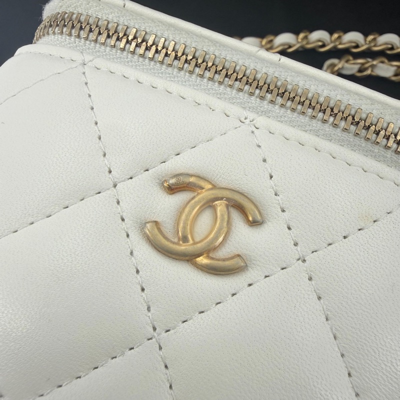 Chanel 2021 Lambskin Leather White Quilted Classic Mini Vanity Case with Chain in Gold-tone Metal Hardware-6