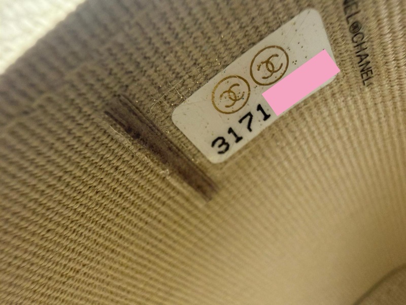 Chanel 2021 Lambskin Leather White Quilted Classic Mini Vanity Case with Chain in Gold-tone Metal Hardware-11