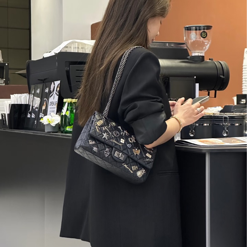 💍香奈兒限量Reissue復刻款Chanel鞣製牛皮徽章小號黑銀2.55鏈條包-4