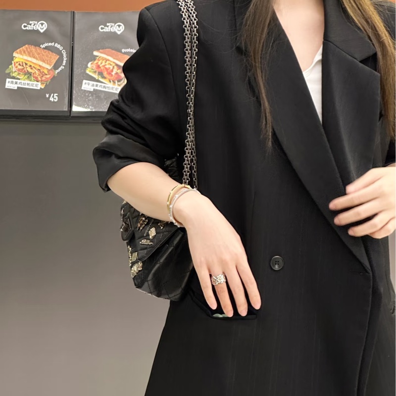 💍香奈兒限量Reissue復刻款Chanel鞣製牛皮徽章小號黑銀2.55鏈條包-5