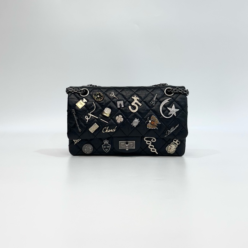 💍香奈兒限量Reissue復刻款Chanel鞣製牛皮徽章小號黑銀2.55鏈條包-6