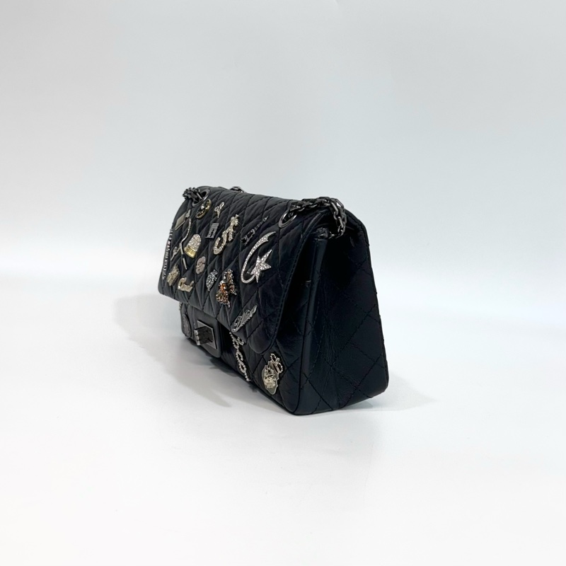 💍香奈兒限量Reissue復刻款Chanel鞣製牛皮徽章小號黑銀2.55鏈條包-7