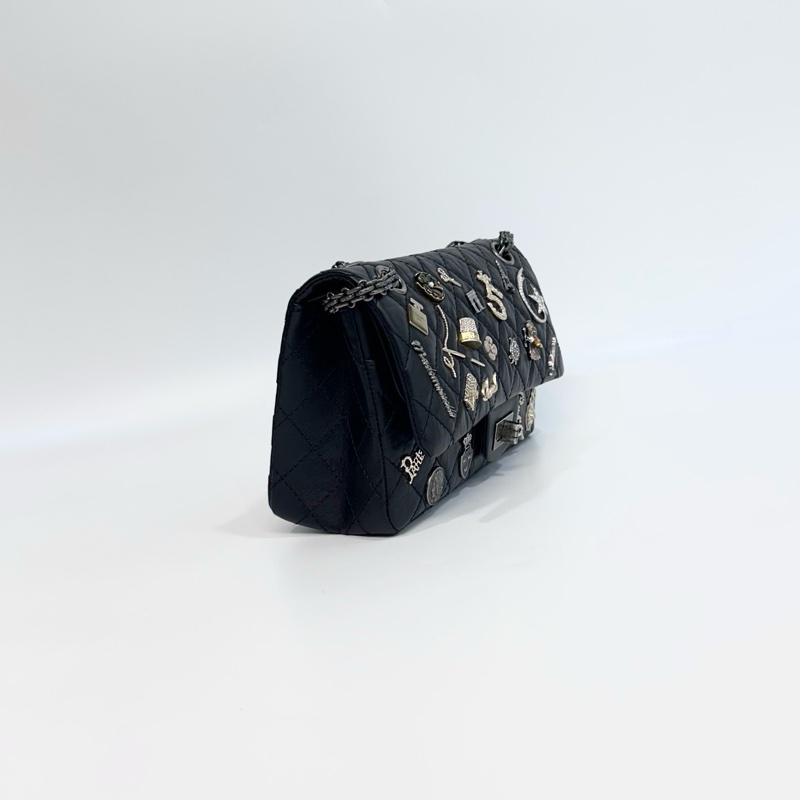 💍香奈兒限量Reissue復刻款Chanel鞣製牛皮徽章小號黑銀2.55鏈條包-8