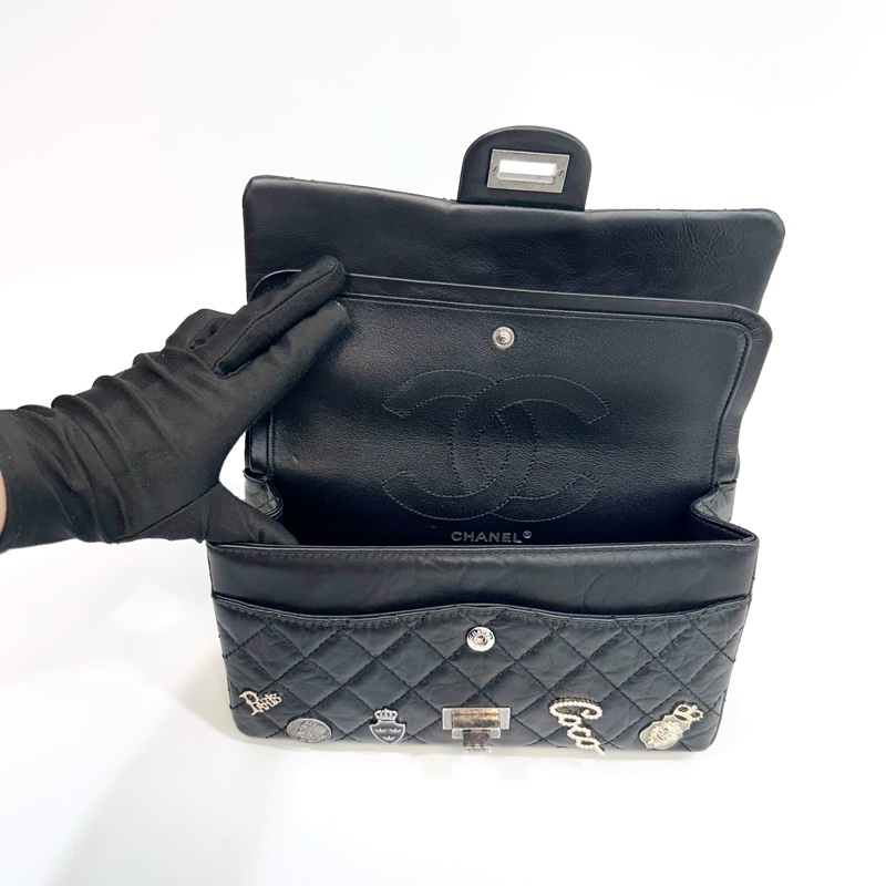 💍香奈兒限量Reissue復刻款Chanel鞣製牛皮徽章小號黑銀2.55鏈條包-12
