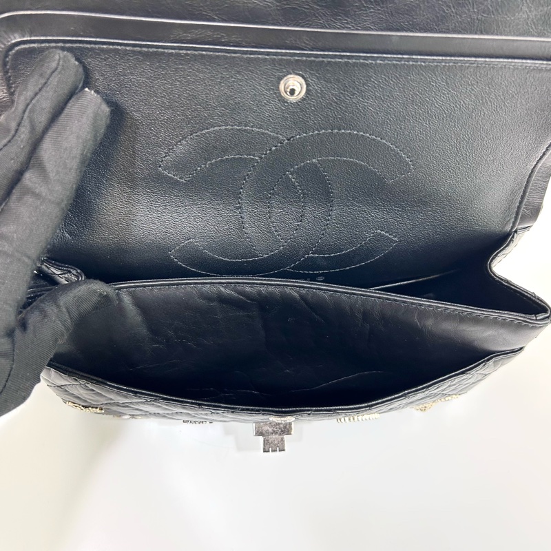 💍香奈兒限量Reissue復刻款Chanel鞣製牛皮徽章小號黑銀2.55鏈條包-13