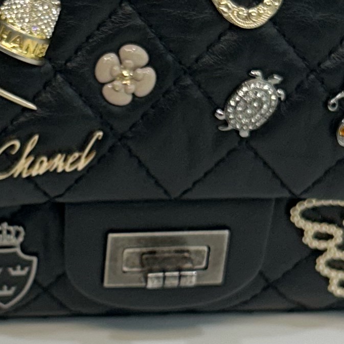 💍香奈兒限量Reissue復刻款Chanel鞣製牛皮徽章小號黑銀2.55鏈條包-18