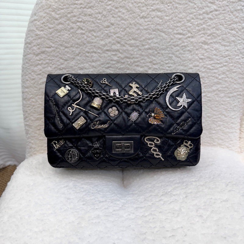 💍香奈兒限量Reissue復刻款Chanel鞣製牛皮徽章小號黑銀2.55鏈條包-6