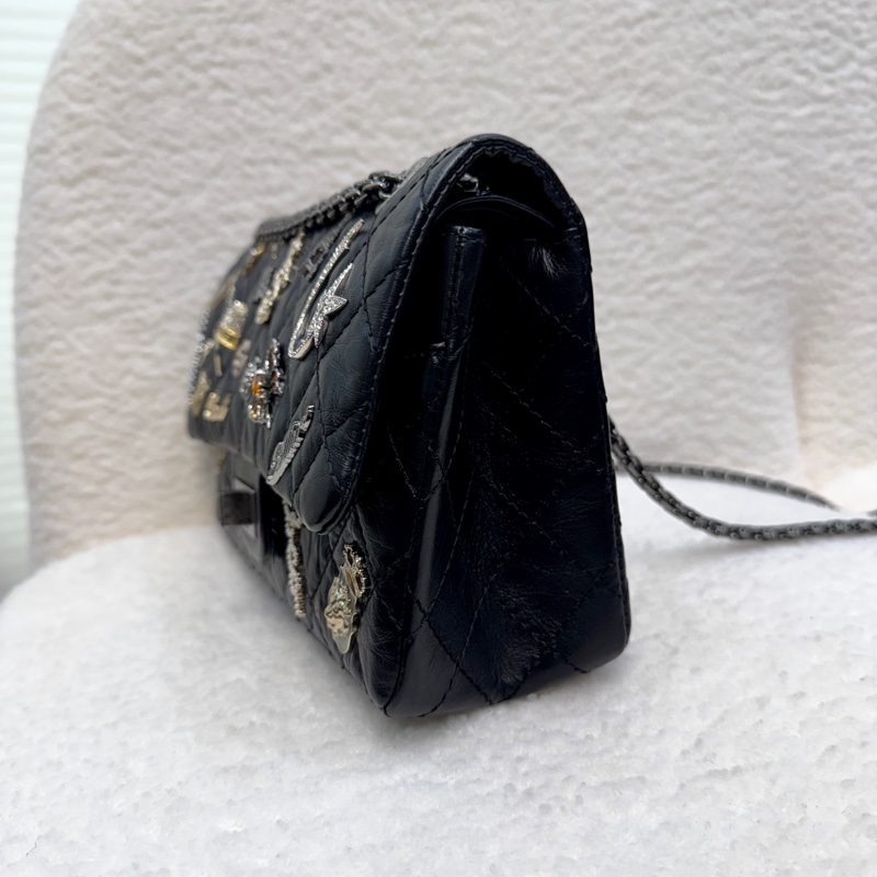 💍香奈兒限量Reissue復刻款Chanel鞣製牛皮徽章小號黑銀2.55鏈條包-7