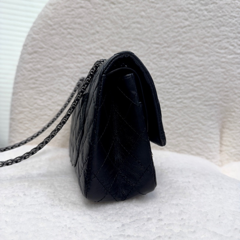 💍香奈兒限量Reissue復刻款Chanel鞣製牛皮徽章小號黑銀2.55鏈條包-8