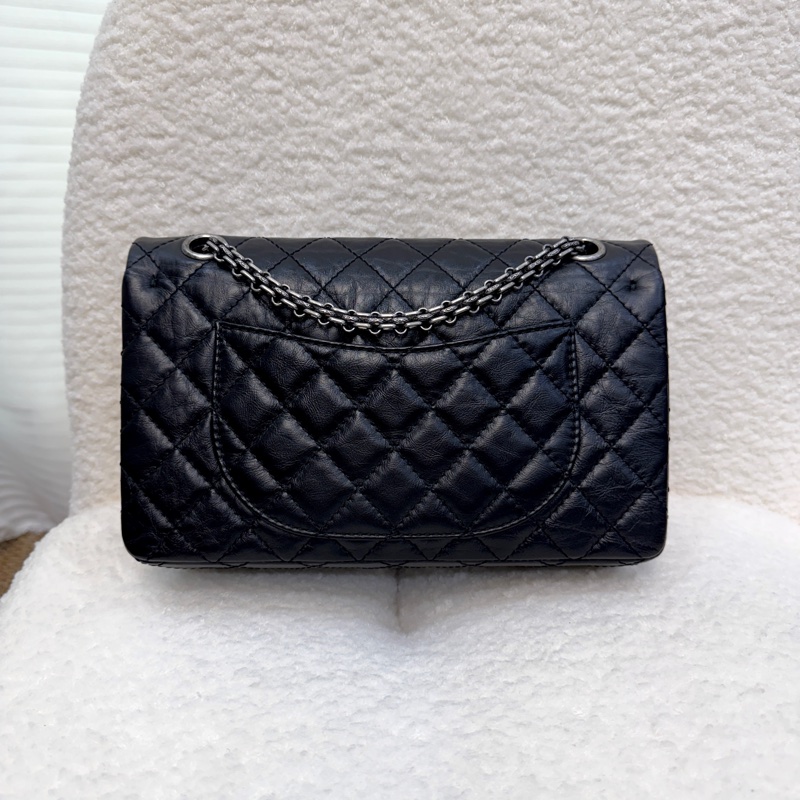 💍香奈兒限量Reissue復刻款Chanel鞣製牛皮徽章小號黑銀2.55鏈條包-9