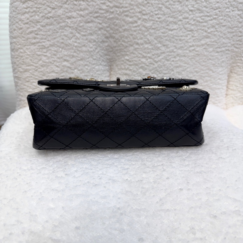 💍香奈兒限量Reissue復刻款Chanel鞣製牛皮徽章小號黑銀2.55鏈條包-10