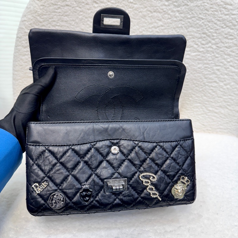 💍香奈兒限量Reissue復刻款Chanel鞣製牛皮徽章小號黑銀2.55鏈條包-11