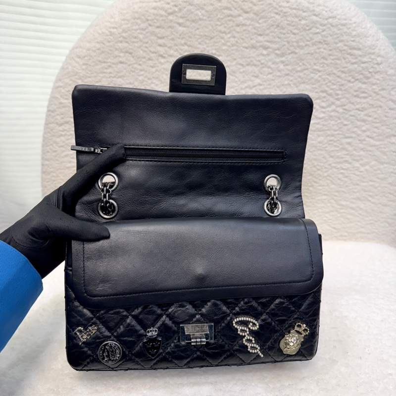 💍香奈兒限量Reissue復刻款Chanel鞣製牛皮徽章小號黑銀2.55鏈條包-12