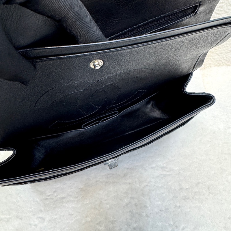 💍香奈兒限量Reissue復刻款Chanel鞣製牛皮徽章小號黑銀2.55鏈條包-15