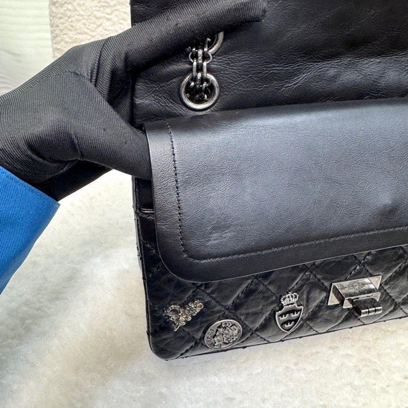 💍香奈兒限量Reissue復刻款Chanel鞣製牛皮徽章小號黑銀2.55鏈條包-17