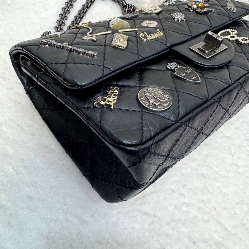 💍香奈兒限量Reissue復刻款Chanel鞣製牛皮徽章小號黑銀2.55鏈條包-20