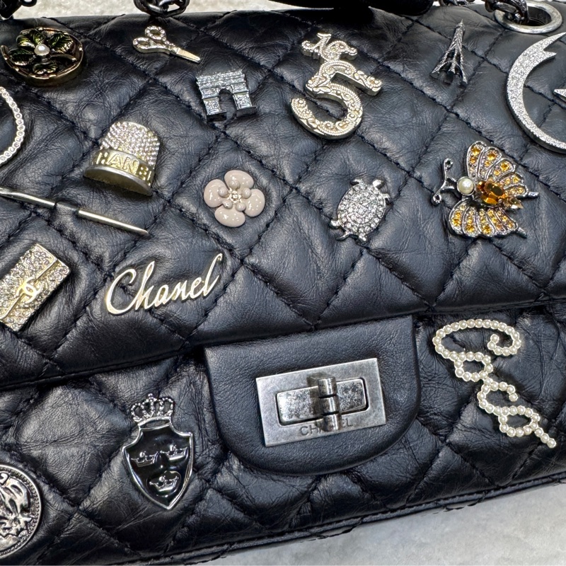 💍香奈兒限量Reissue復刻款Chanel鞣製牛皮徽章小號黑銀2.55鏈條包-23