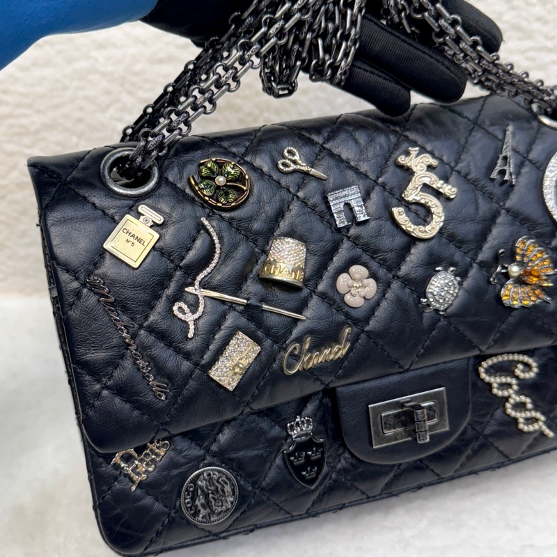 💍香奈兒限量Reissue復刻款Chanel鞣製牛皮徽章小號黑銀2.55鏈條包-24