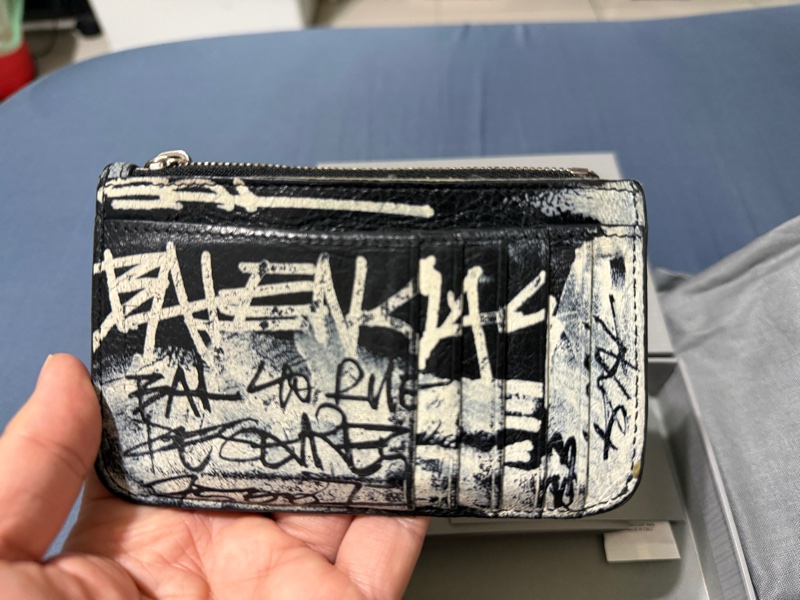 BALENCIAGA 巴黎世家 Le Cagole 經典 鉚釘塗鴉羊皮卡片零錢包-0