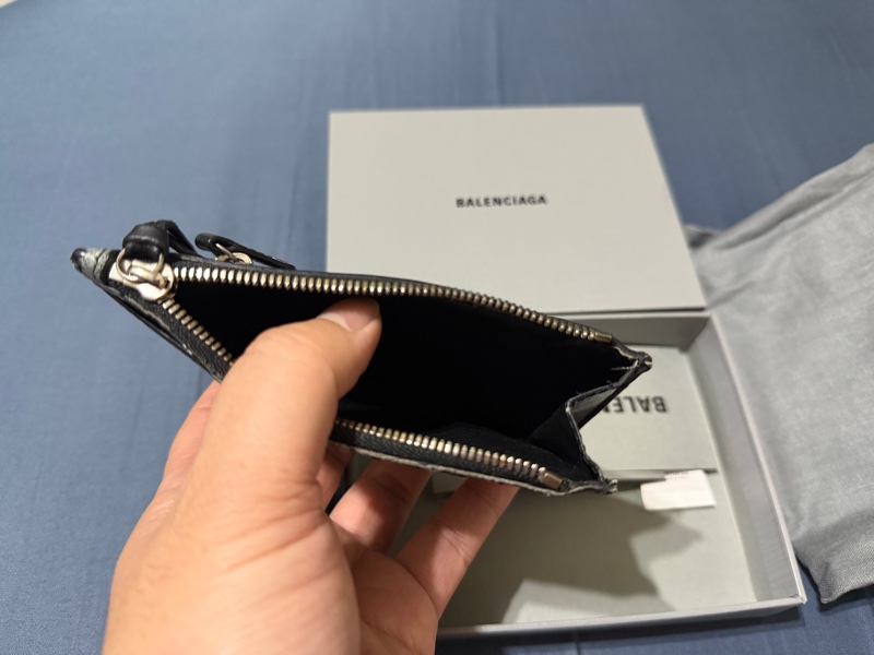 BALENCIAGA 巴黎世家 Le Cagole 經典 鉚釘塗鴉羊皮卡片零錢包-1