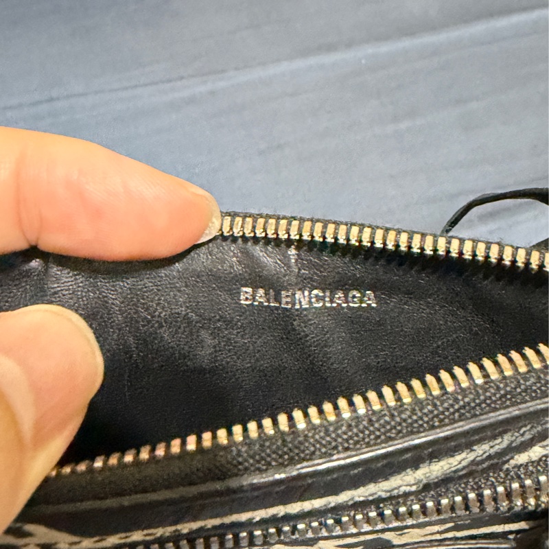 BALENCIAGA 巴黎世家 Le Cagole 經典 鉚釘塗鴉羊皮卡片零錢包-12
