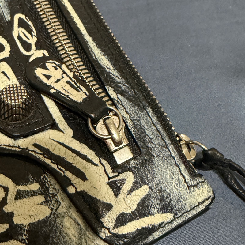 BALENCIAGA 巴黎世家 Le Cagole 經典 鉚釘塗鴉羊皮卡片零錢包-13