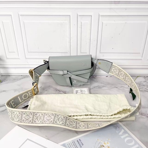 Loewe gate mini冰藍色新款寬肩帶斜背包 21×12.5×9.5 98新配件塵袋