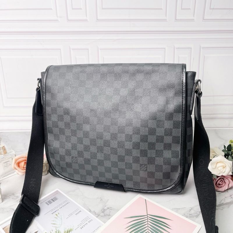 LV 黑色棋盤格daniel丹尼爾肩背包34×30×7 98新配件塵袋-4