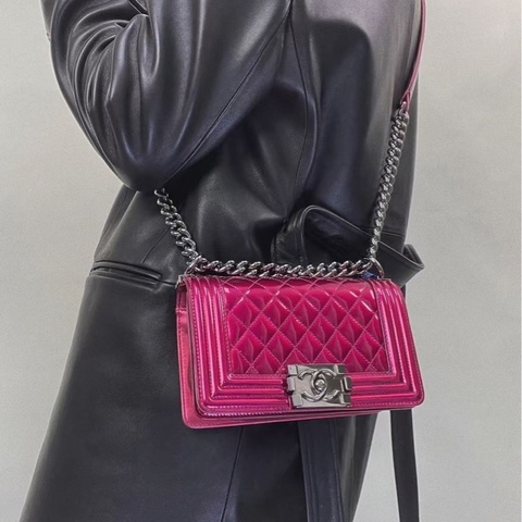 Chanel 桃紅色漆皮小號leboy肩背斜背包 12×20.5×8.5 98新配件塵袋