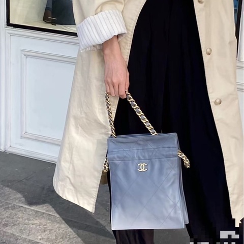 chanel 灰色羊皮福袋抽繩水桶手提包 21.5*26.5*7cm 98新配件塵袋
